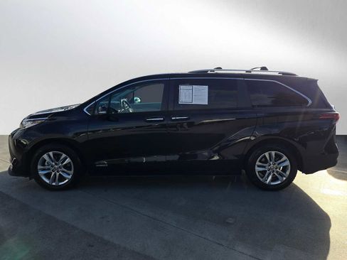 Used 2021 Toyota Sienna Limited image 6