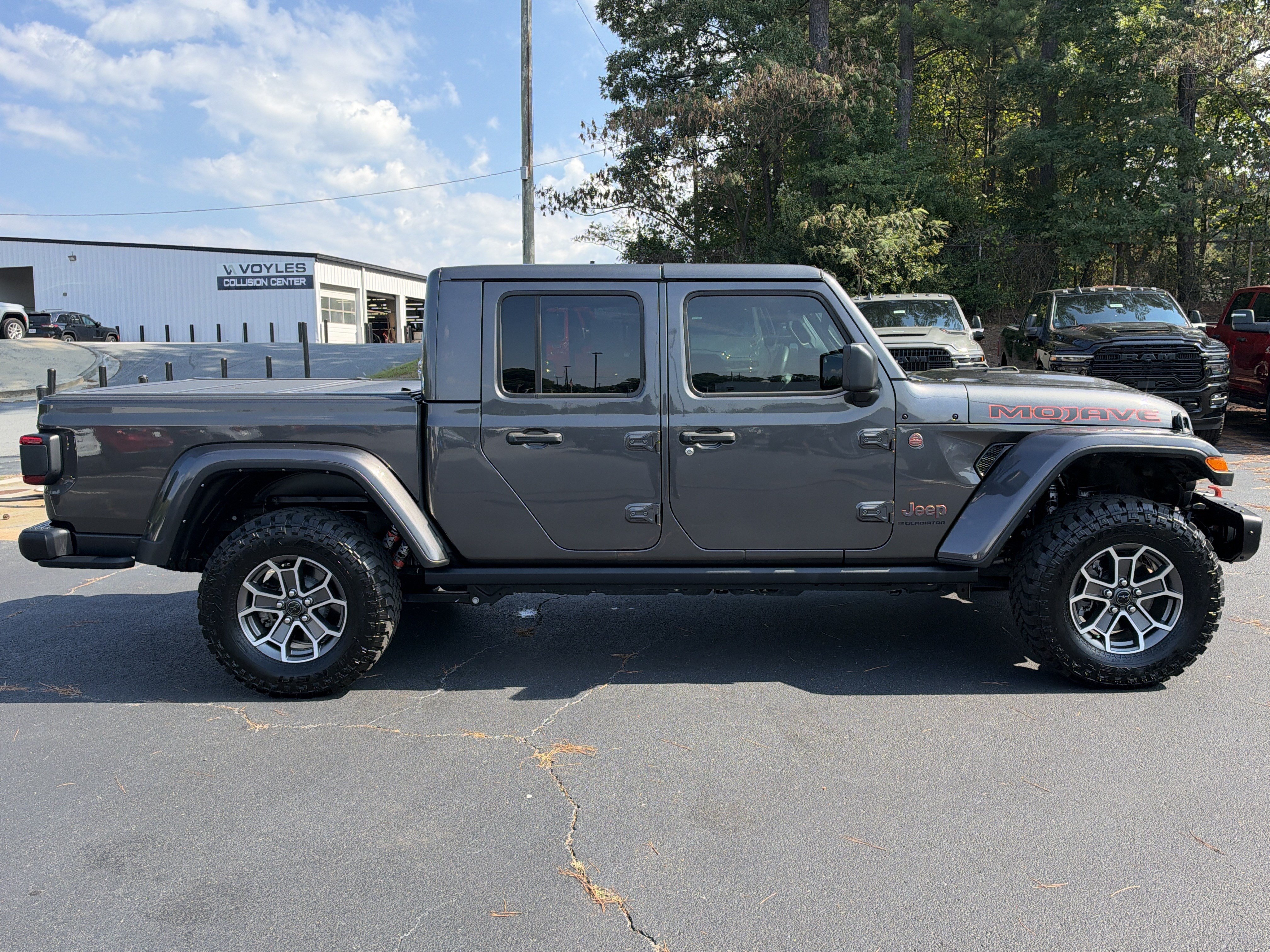 Used 2024 Jeep Gladiator Mojave AWD/4WD image 9