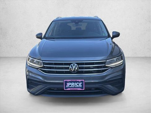Used 2024 Volkswagen Tiguan SE image 2