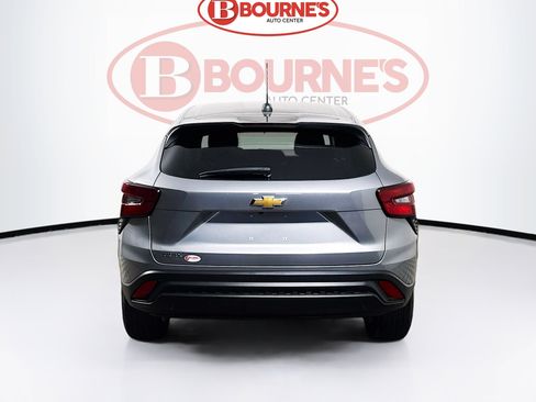 Used 2024 Chevrolet Trax LS w/ LS Convenience Package FWD image 9