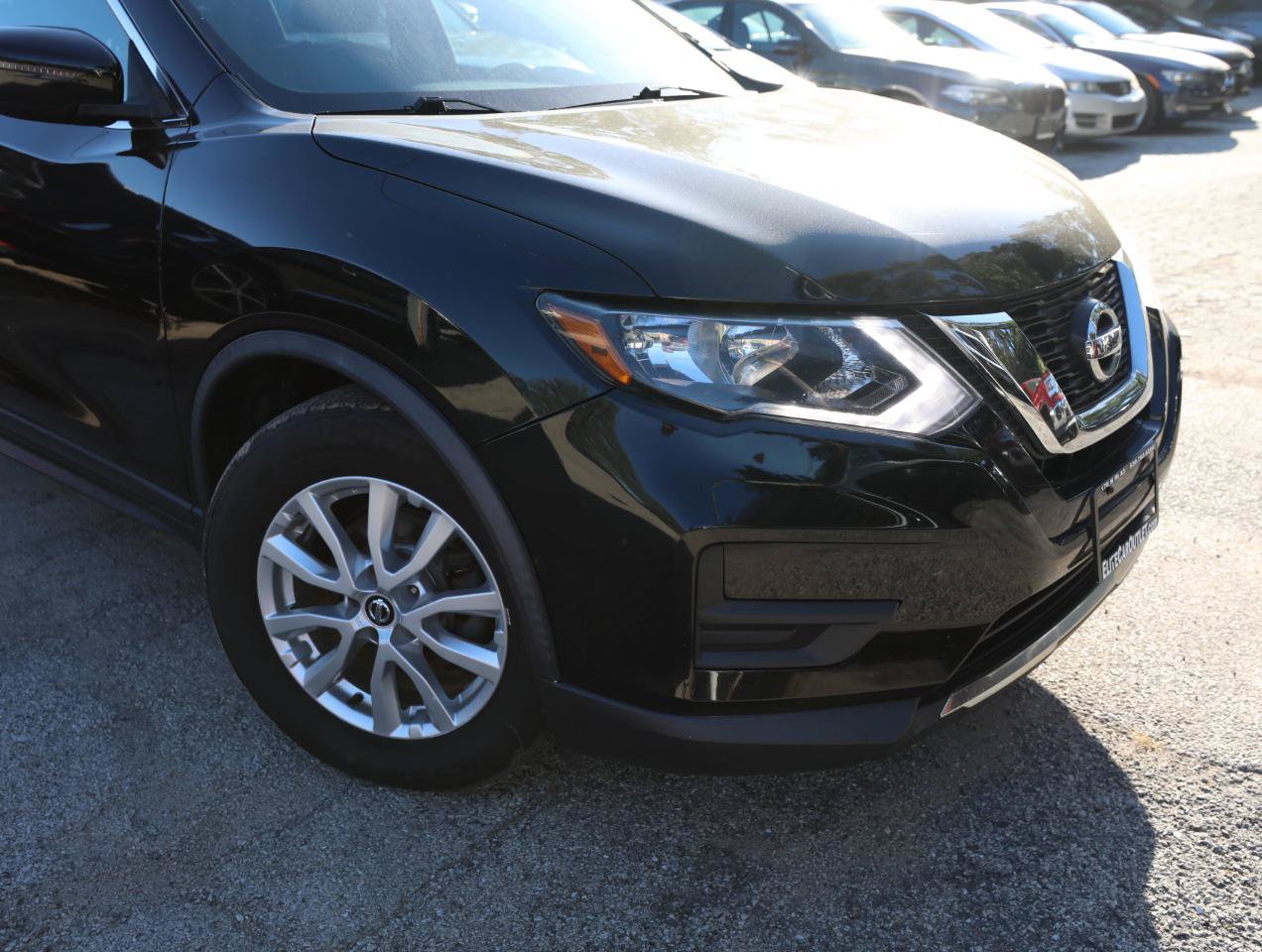 Used 2017 Nissan Rogue SV FWD image 2