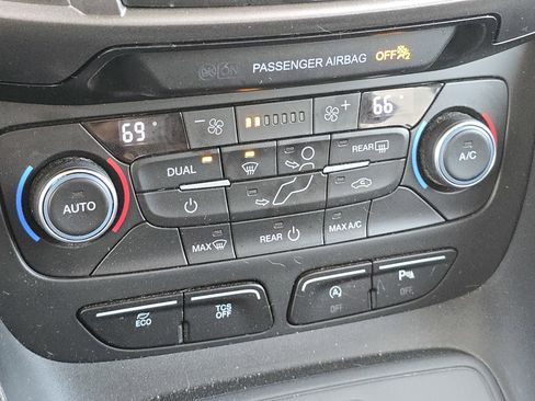 Used 2020 Ford Transit Connect XLT image 25