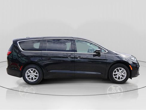 Used 2023 Chrysler Pacifica Touring-L FWD image 8