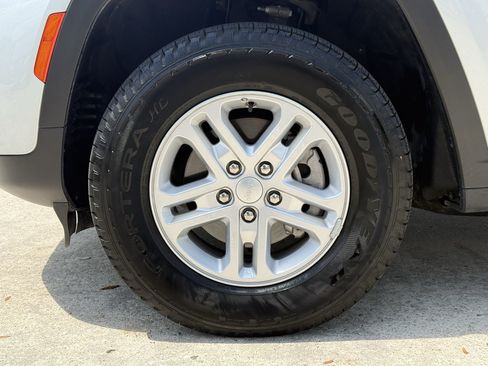 Used 2025 Jeep Grand Cherokee Laredo RWD image 13