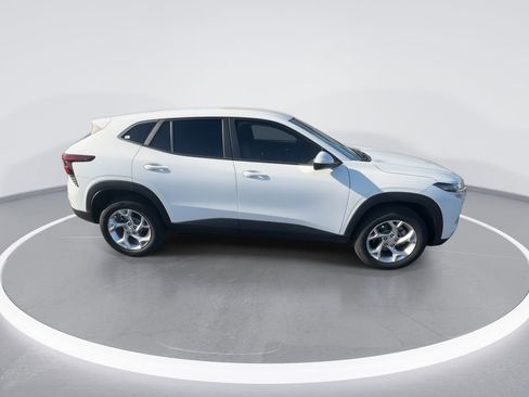 Used 2025 Chevrolet Trax LS w/ LS Convenience Package FWD image 9