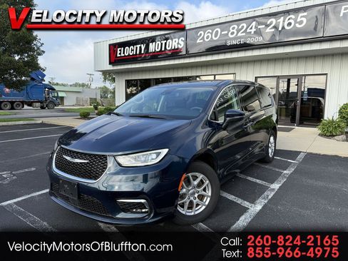 Used 2023 Chrysler Pacifica Touring-L FWD image 1