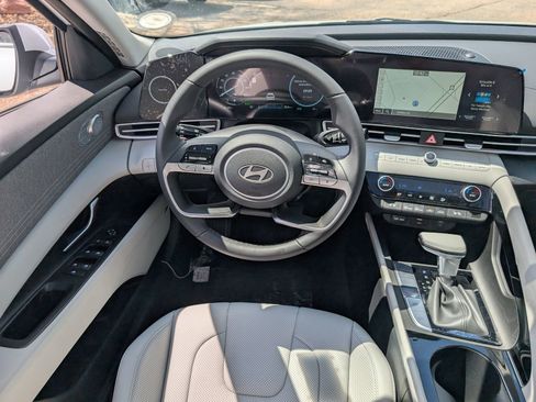 Used 2025 Hyundai Elantra Limited image 9