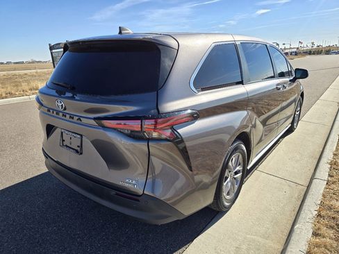 Used 2022 Toyota Sienna XLE image 5