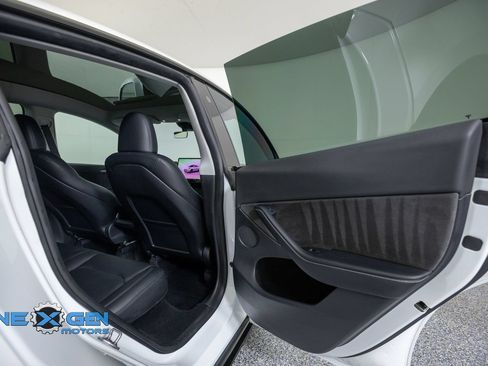 Used 2023 Tesla Model Y Long Range AWD/4WD image 32