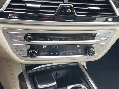 Used 2018 BMW 740i image 25