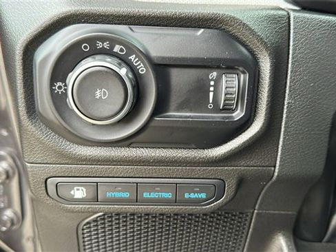 Used 2024 Jeep Wrangler Unlimited image 11