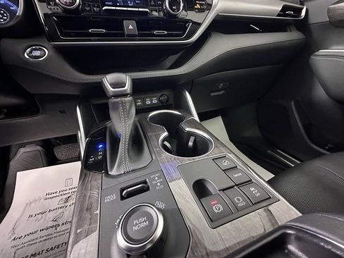 Used 2023 Toyota Highlander Platinum image 32