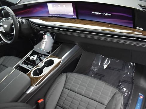 Used 2026 Cadillac Escalade ESV Platinum Sport w/ LPO, Floor Liner Package AWD/4WD image 35