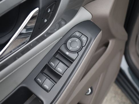 Used 2021 Chevrolet Traverse LT FWD image 18