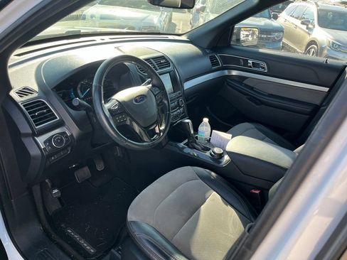 Used 2017 Ford Explorer XLT w/ Equipment Group 202A AWD/4WD image 21