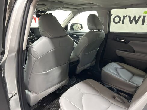 Used 2022 Toyota Highlander XLE image 26