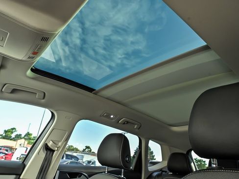 Used 2024 Volkswagen Taos SE w/ Panoramic Sunroof Package FWD image 16