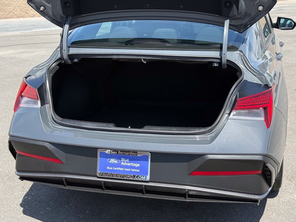 Used 2025 Hyundai Elantra Hybrid FWD image 16