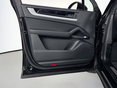 Used 2025 Porsche Cayenne w/ Premium Package image 21