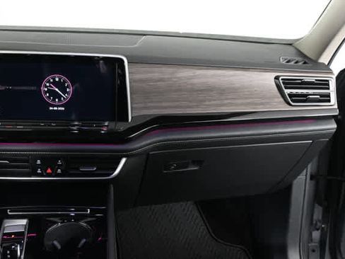 Used 2024 Volkswagen Atlas SEL Premium R-Line AWD/4WD image 18