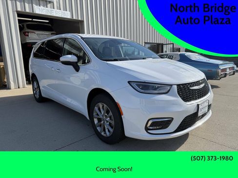 Used 2023 Chrysler Pacifica Touring-L AWD/4WD image 1