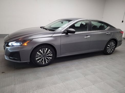 Used 2024 Nissan Altima 2.5 SV image 2