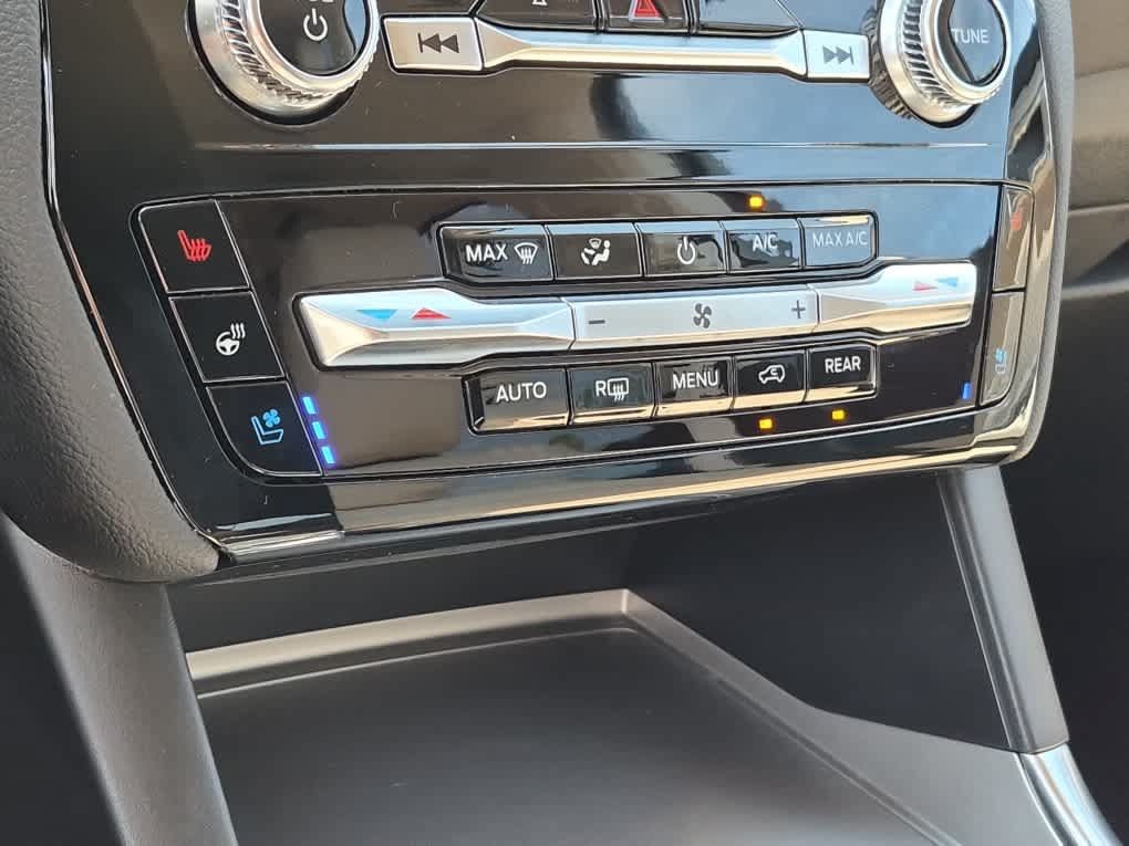 Used 2024 Ford Explorer Limited w/ Limited Technology Package RWD image 17