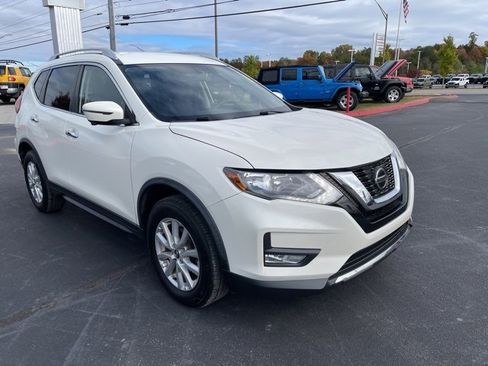 Used 2018 Nissan Rogue SV w/ Premium Package image 2