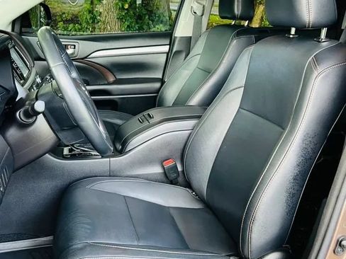 Used 2017 Toyota Highlander XLE w/ Carpet Mat Package AWD/4WD image 10