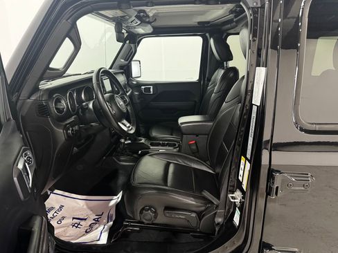 Used 2018 Jeep Wrangler Unlimited Sahara w/ Uconnect 4C Nav & Sound Group image 11