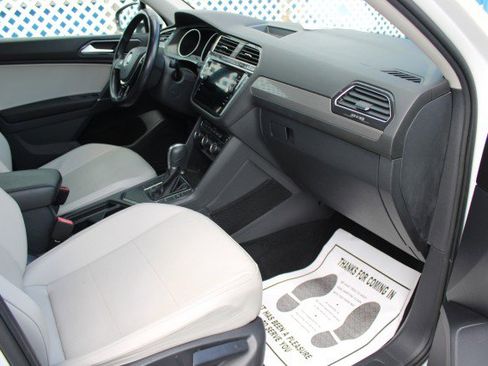 Used 2018 Volkswagen Tiguan SE w/ Panoramic Sunroof Package image 10