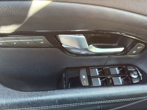 Used 2019 Land Rover Range Rover Evoque SE Premium image 28