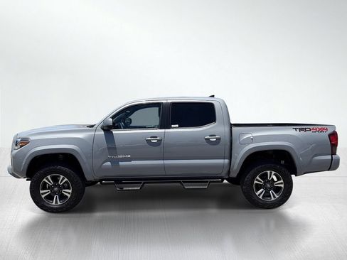 Used 2018 Toyota Tacoma TRD Sport AWD/4WD image 2