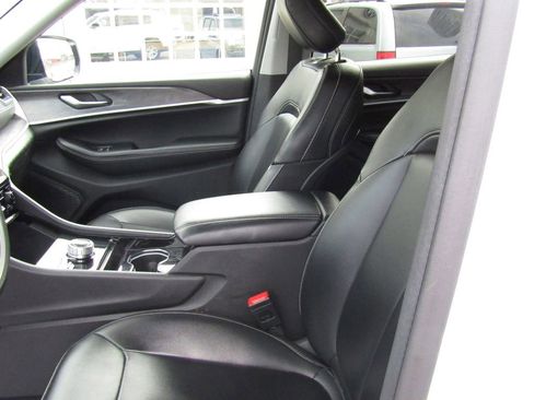 Used 2023 Jeep Grand Cherokee L Limited AWD/4WD image 11