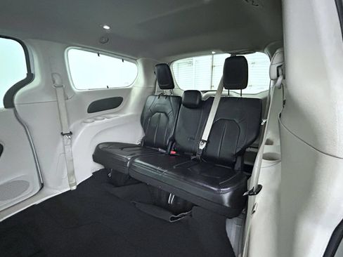 Used 2022 Chrysler Pacifica Touring-L FWD image 18