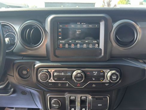 Used 2022 Jeep Wrangler Sport AWD/4WD image 11