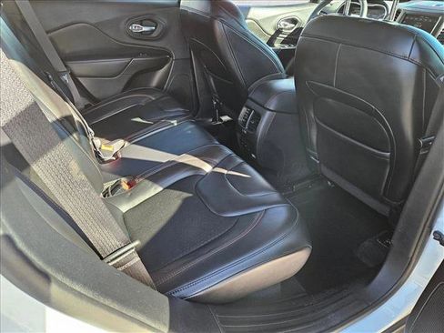 Used 2020 Jeep Cherokee Trailhawk image 18