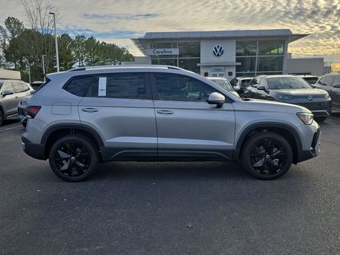 New 2026 Volkswagen Taos SE image 4