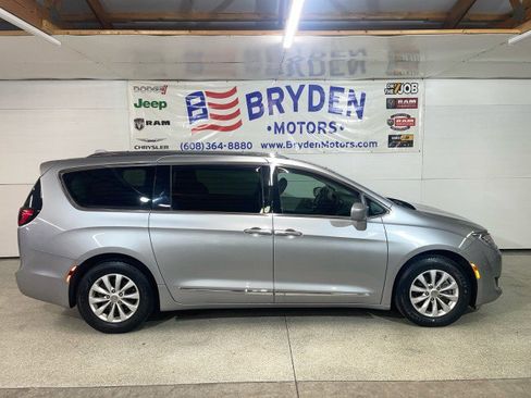 Used 2019 Chrysler Pacifica Touring-L image 1