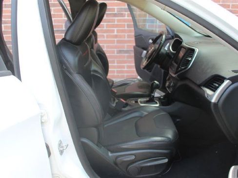Used 2018 Jeep Cherokee Trailhawk AWD/4WD image 7