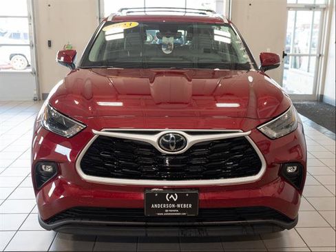 Used 2023 Toyota Highlander XLE image 4