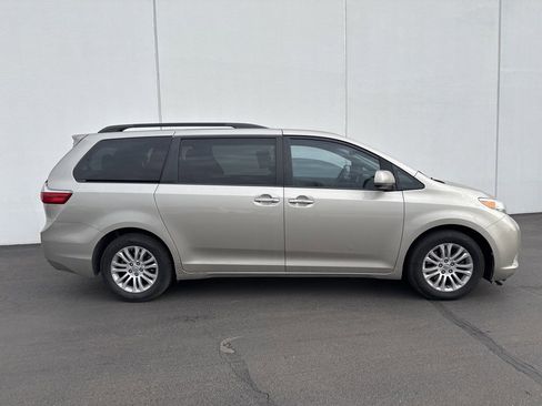 Used 2015 Toyota Sienna XLE Premium image 3