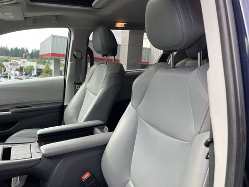 Used 2021 Toyota Sienna XLE FWD image 22