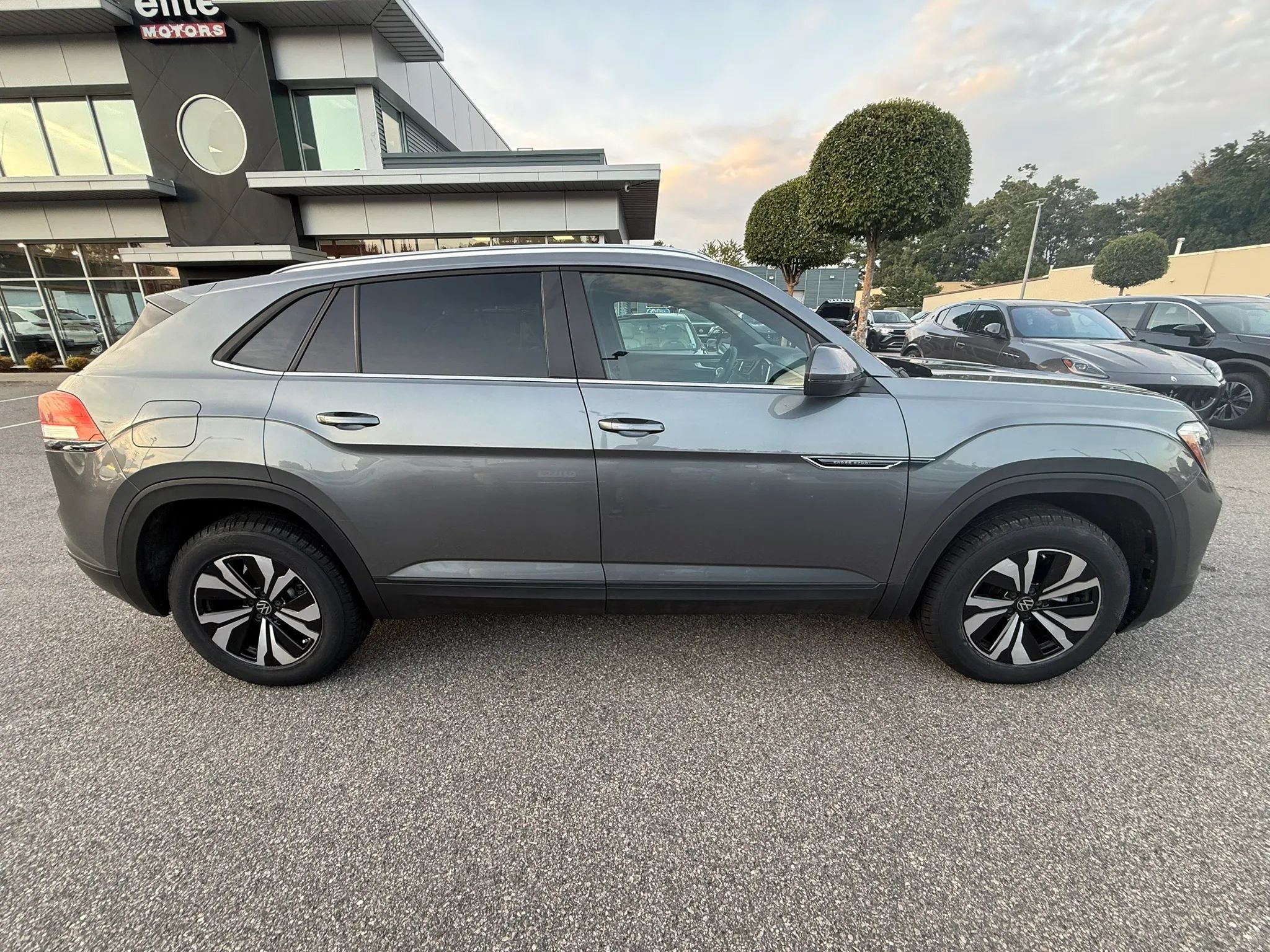 Used 2024 Volkswagen Atlas Cross Sport SE FWD image 8