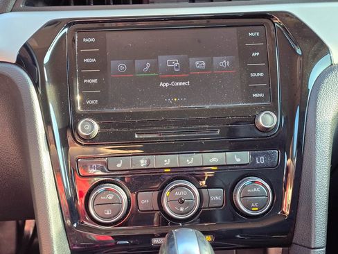 Used 2020 Volkswagen Passat 2.0T SE image 15