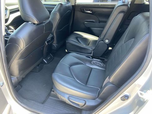 Used 2023 Toyota Highlander XLE FWD image 22