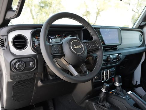 Used 2025 Jeep Wrangler Sport S image 17