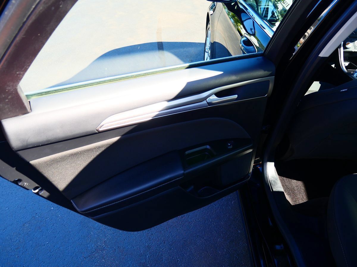 Used 2017 Ford Fusion SE FWD image 16