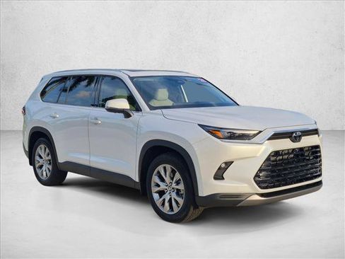 Used 2025 Toyota Grand Highlander AWD image 3