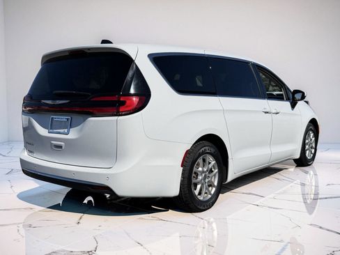 Used 2023 Chrysler Pacifica Touring-L FWD image 2